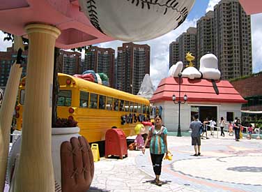 Shatin, New Territories, Hong Kong, China. Jacek Piwowarczyk, 2005